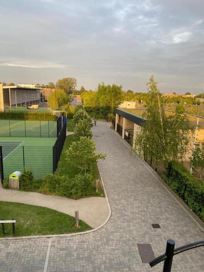 Contemporary Trumpington Apartment With Self Check-In ,Free On-Site Parking, Terrace, Super Fast Wifi & 5 Mins Drive To Papworth & Addenbrookes Hospitals เคมบริดจ์ ภายนอก รูปภาพ