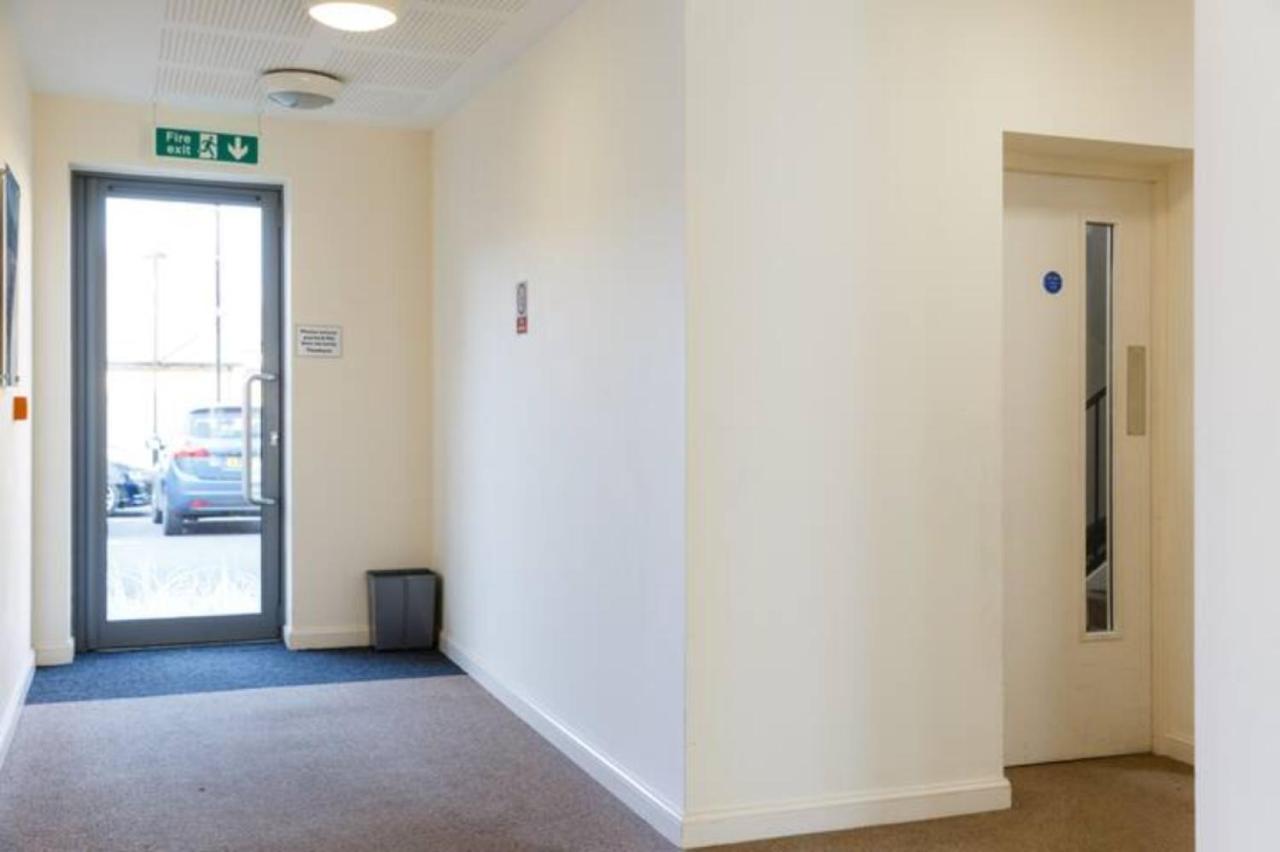 Contemporary Trumpington Apartment With Self Check-In ,Free On-Site Parking, Terrace, Super Fast Wifi & 5 Mins Drive To Papworth & Addenbrookes Hospitals เคมบริดจ์ ภายนอก รูปภาพ