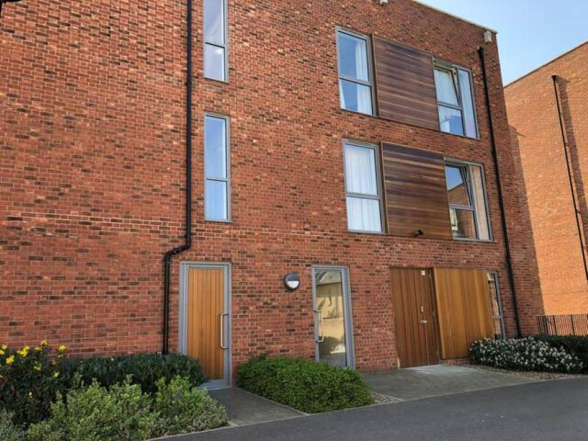 Contemporary Trumpington Apartment With Self Check-In ,Free On-Site Parking, Terrace, Super Fast Wifi & 5 Mins Drive To Papworth & Addenbrookes Hospitals เคมบริดจ์ ภายนอก รูปภาพ