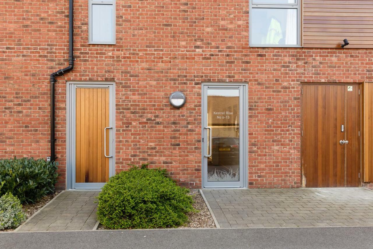 Contemporary Trumpington Apartment With Self Check-In ,Free On-Site Parking, Terrace, Super Fast Wifi & 5 Mins Drive To Papworth & Addenbrookes Hospitals เคมบริดจ์ ภายนอก รูปภาพ