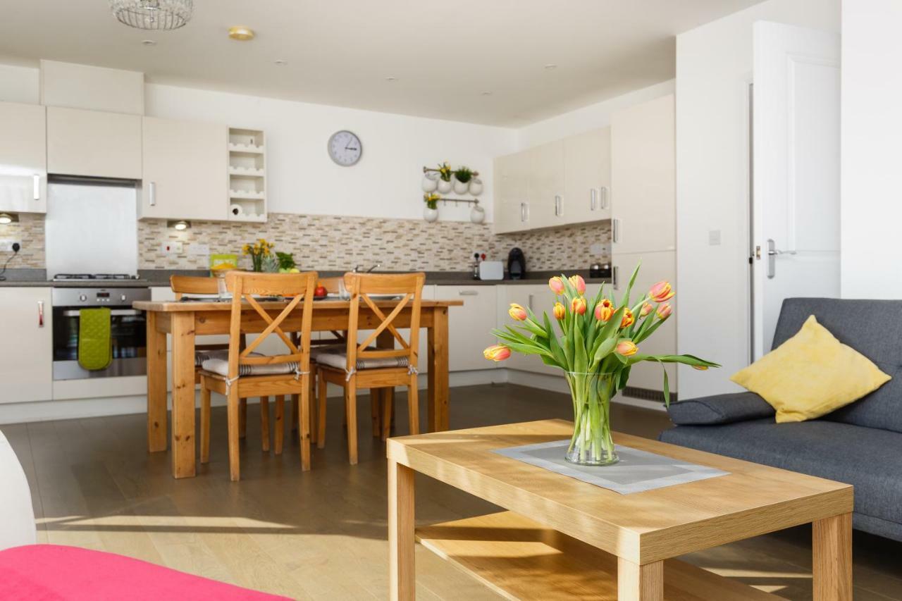 Contemporary Trumpington Apartment With Self Check-In ,Free On-Site Parking, Terrace, Super Fast Wifi & 5 Mins Drive To Papworth & Addenbrookes Hospitals เคมบริดจ์ ภายนอก รูปภาพ