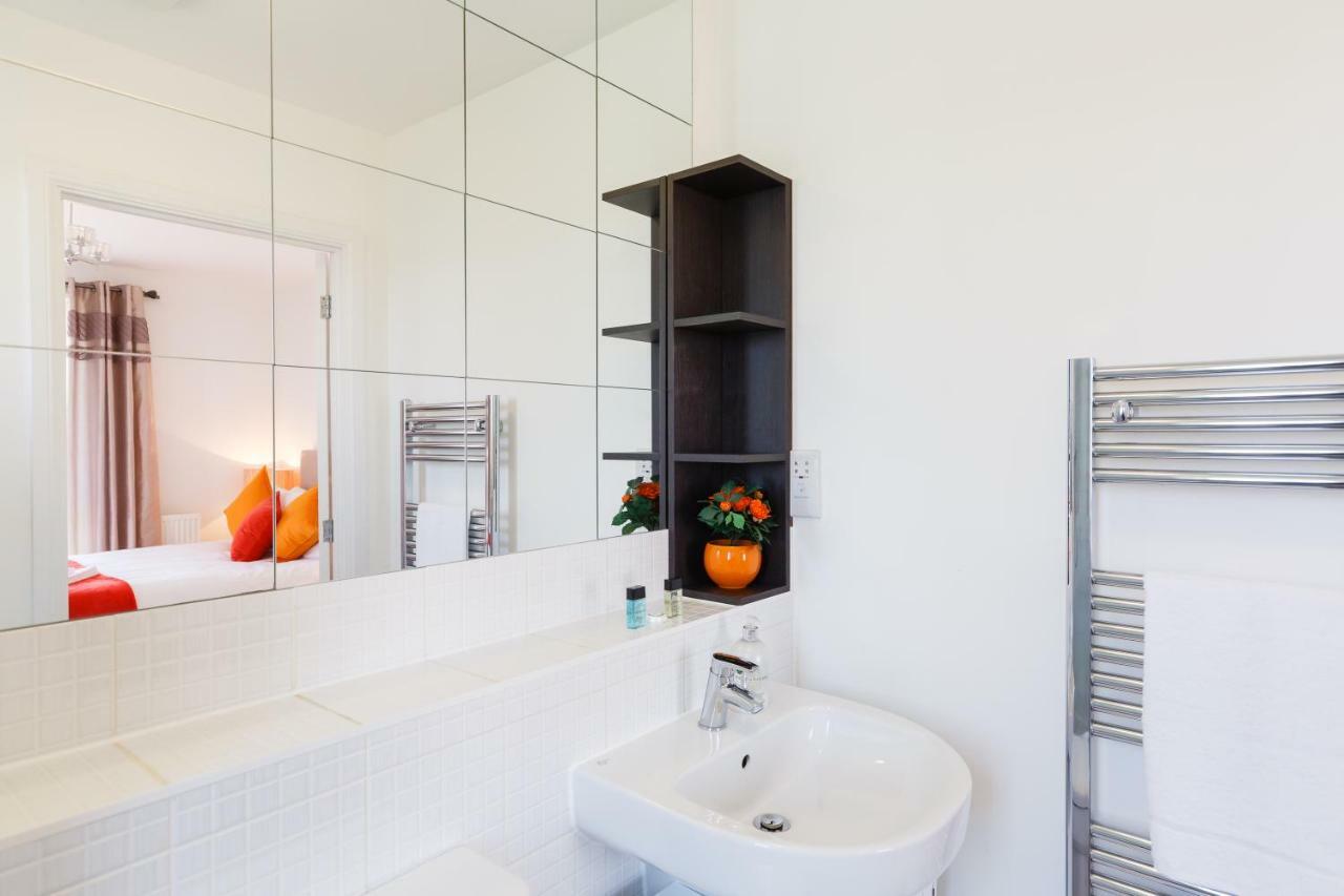 Contemporary Trumpington Apartment With Self Check-In ,Free On-Site Parking, Terrace, Super Fast Wifi & 5 Mins Drive To Papworth & Addenbrookes Hospitals เคมบริดจ์ ภายนอก รูปภาพ