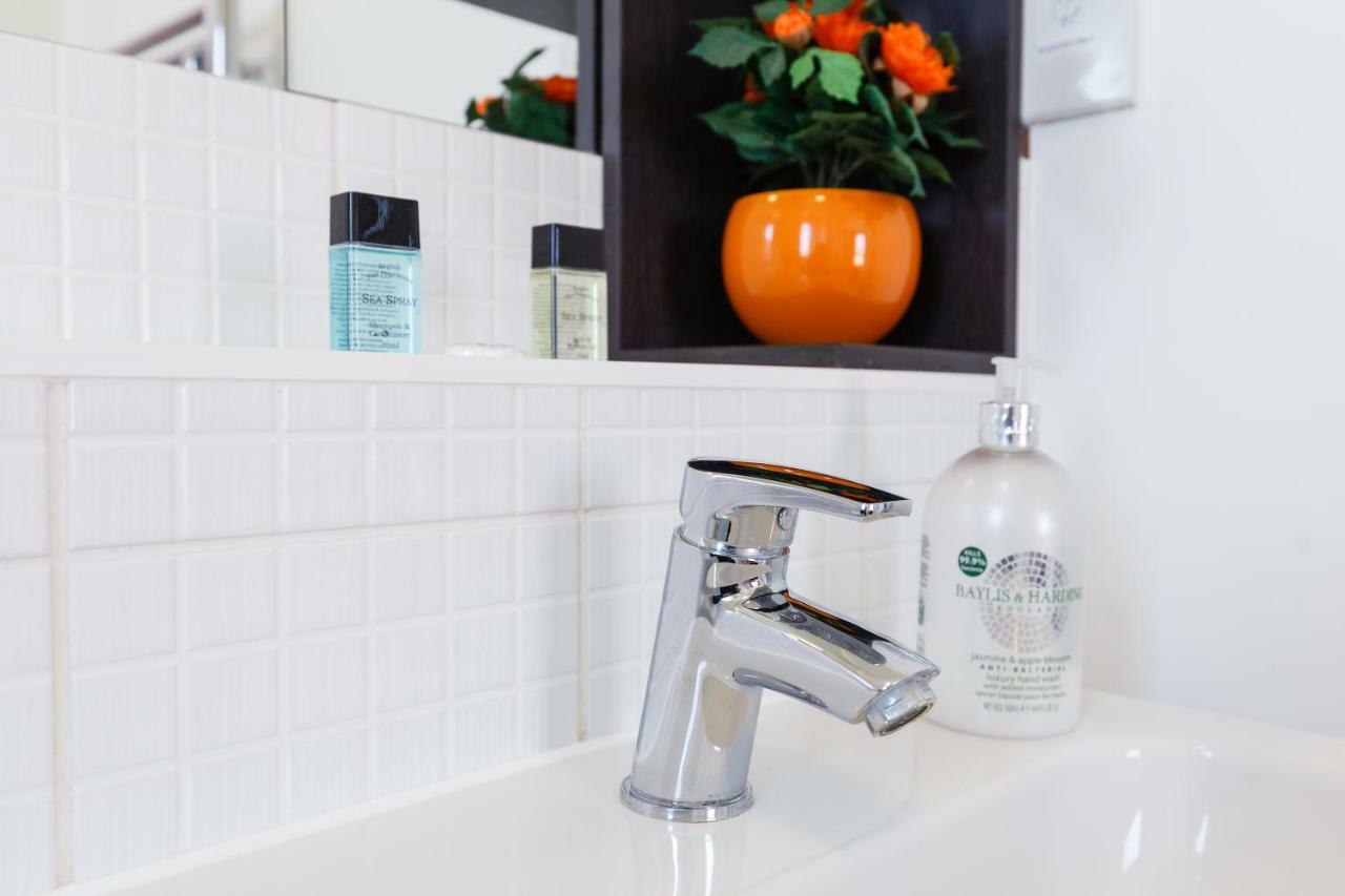 Contemporary Trumpington Apartment With Self Check-In ,Free On-Site Parking, Terrace, Super Fast Wifi & 5 Mins Drive To Papworth & Addenbrookes Hospitals เคมบริดจ์ ภายนอก รูปภาพ