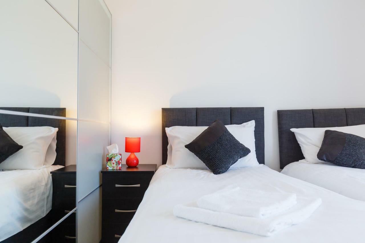 Contemporary Trumpington Apartment With Self Check-In ,Free On-Site Parking, Terrace, Super Fast Wifi & 5 Mins Drive To Papworth & Addenbrookes Hospitals เคมบริดจ์ ภายนอก รูปภาพ