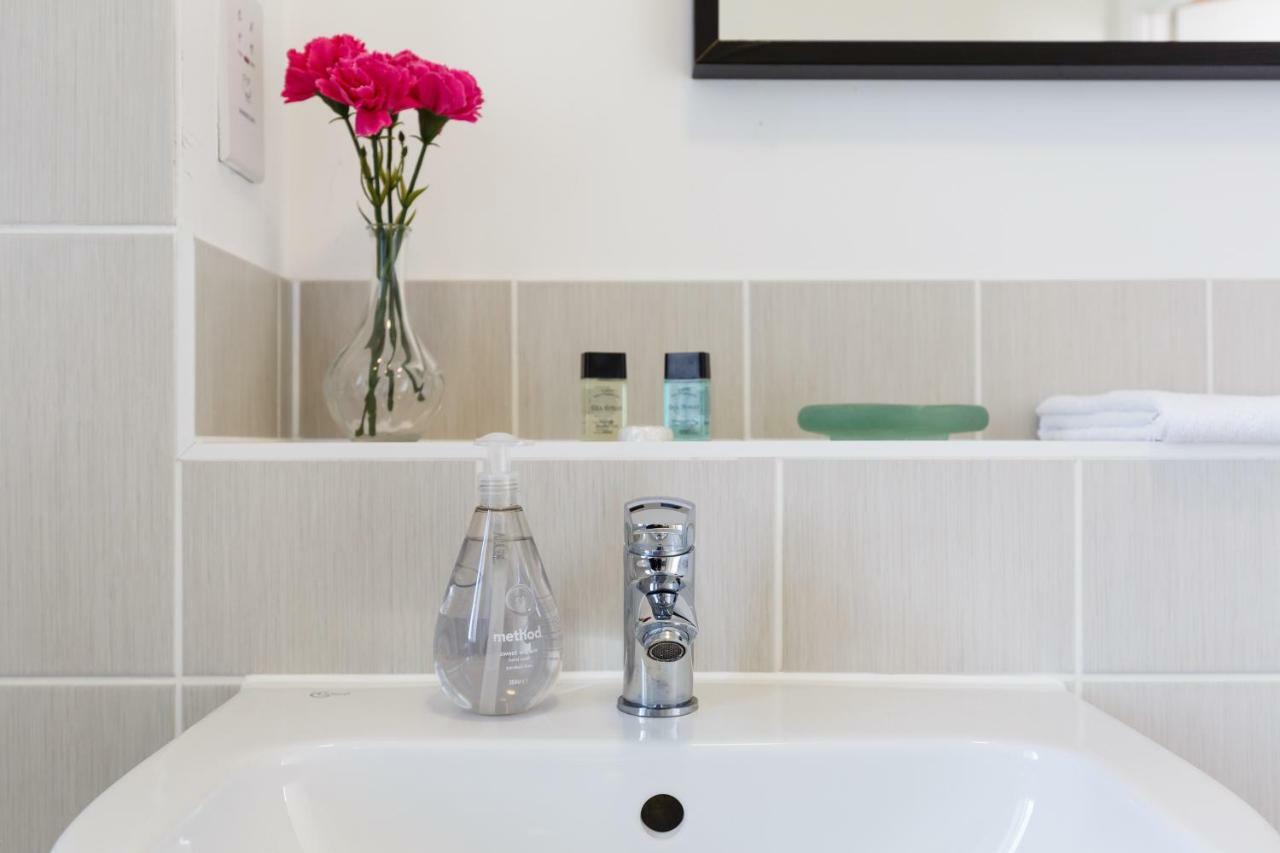 Contemporary Trumpington Apartment With Self Check-In ,Free On-Site Parking, Terrace, Super Fast Wifi & 5 Mins Drive To Papworth & Addenbrookes Hospitals เคมบริดจ์ ภายนอก รูปภาพ